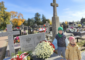 Na zdjęciu chłopiec i dziewczynka stoją przy grobie Nieznanego Żołnierza.