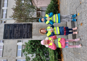 na zdjęciu grupa dzieci stoi pod pomnikiem G. Narutowicza przed II LO w Łodzi