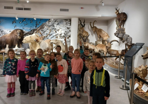 na zdjęciu grupa dzieci przed ekspozycją arktycznych zwierząt, oraz górskich zwierząt