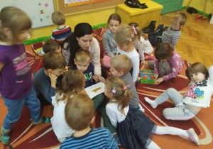 Mama Kuby podczas czytania książki przedszkolakom