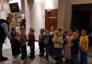 na zdjęciu dzieci stoją w foyer Teatru Muzycznego