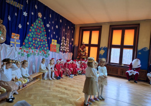 Na zdjęciu dzieci mówiące wiersze podczas występu artystycznego.