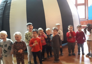 Zdjęcie przedstawia dzieci z grupy "Misie" stojące przed kopułą kina sferycznego
