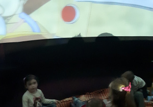 Na zdjęciu dzieci z grupy Misie podczas oglądania seansu kinowego.