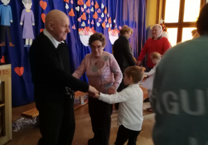 Zabawy taneczne dzieci ze swoimi dziadkami.
