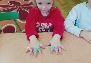Dziewczynka z gumkami założonymi na palce