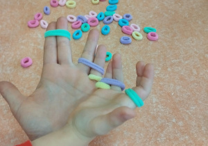kolorowe gumki na dłoniach