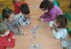 dzieci podczas wspólnej zabawy gumkami