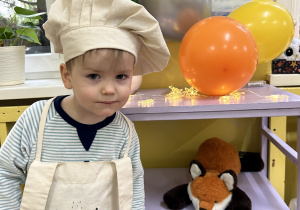 Na zdjęciu chłopiec przebrany za kucharza.