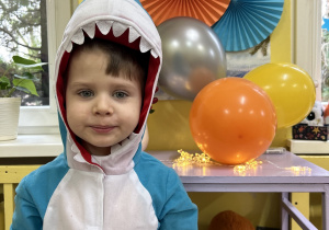 Na zdjęciu chłopiec przebrany za rekina.