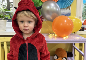 Na zdjęciu chłopiec przebrany za czerwonego smoka.