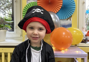 Na zdjęciu chłopiec przebrany za pirata.