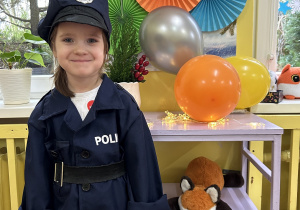 Na zdjęciu dziewczynka przebrana za policjantkę.