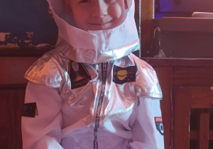 Na zdjęciu jest chłopiec w stroju astronauty