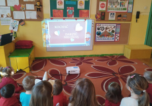 Dzieci podczas oglądania filmu edukacyjnego