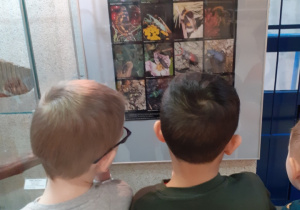 Na zdjęciu chłopcy oglądają okazy.