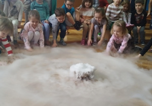 dzieci oglądające "dymny dywan"