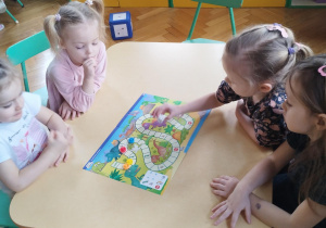 przedszkolaki grające w grę planszową