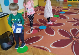 dzieci grające w grę na dywanie