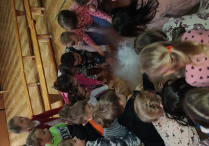 Dzieci siedzące na podłodze oglądające" dymny dywan".