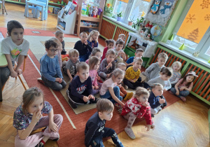 Dzieci z grupy Liski i Skrzaty oglądają film edukacyjny o powstawaniu wulkanów.