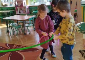 dzieci łączące kolorowe rurki