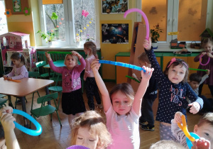 dzieci bawiące się rurkami sensorycznymi