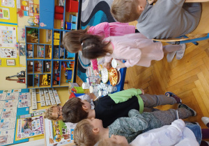 dzieci przygotowują sobie same posiłek z wybranych produktów ekologicznych