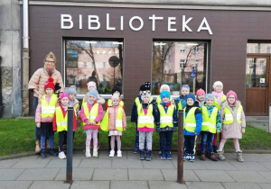dzieci przed wejściem do Biblioteki