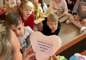 Na zdjęciu walentynka w kształcie serca przeznaczona dla całej grupy od jednej z dziewczynek.