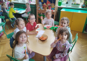 Dzieci podczas degustacji marchewki