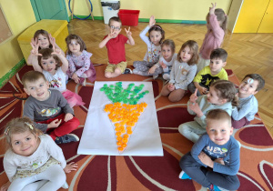 Dzieci prezentują ułożoną z klocków marchewkę