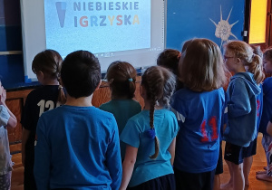 dzieci na tle logo "niebieskich igrzysk"