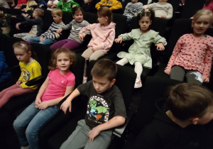 dzieci siedzące w fotelach w tatrze.