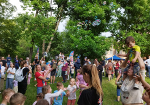 dzieci oraz rodzice podczas wspólnej zabawy na pikniku