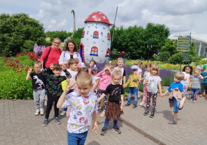 dzieci wraz z Paniami podczas spaceru w Kołacinku