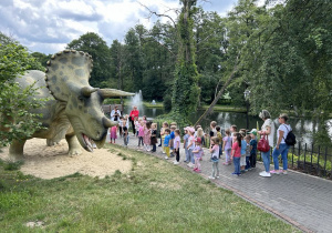 grupa dzieci podczas spaceru z przewodnikiem