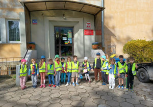 grupa dzieci przed wejściem do szkoły muzycznej przy ul. Szpitalnej