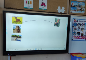 monitor interaktywny przedstawiający zadanie do wykonania przez dzieci